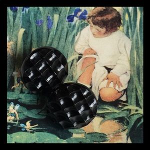 ⬇️ Vintage button earrings